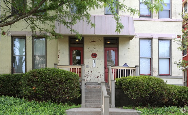 Building Photo - Salutaris East