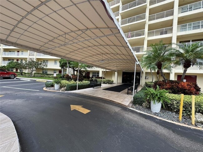 Building Photo - 3095 N Course Dr