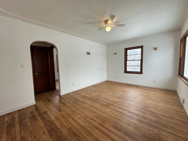 Building Photo - Two Bedroom One Bathroom Available in Battle Creek