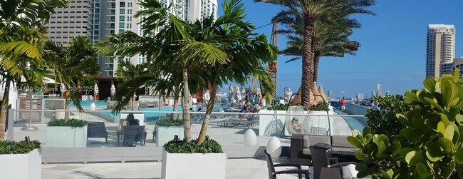 Building Photo - 200 Biscayne Blvd Way