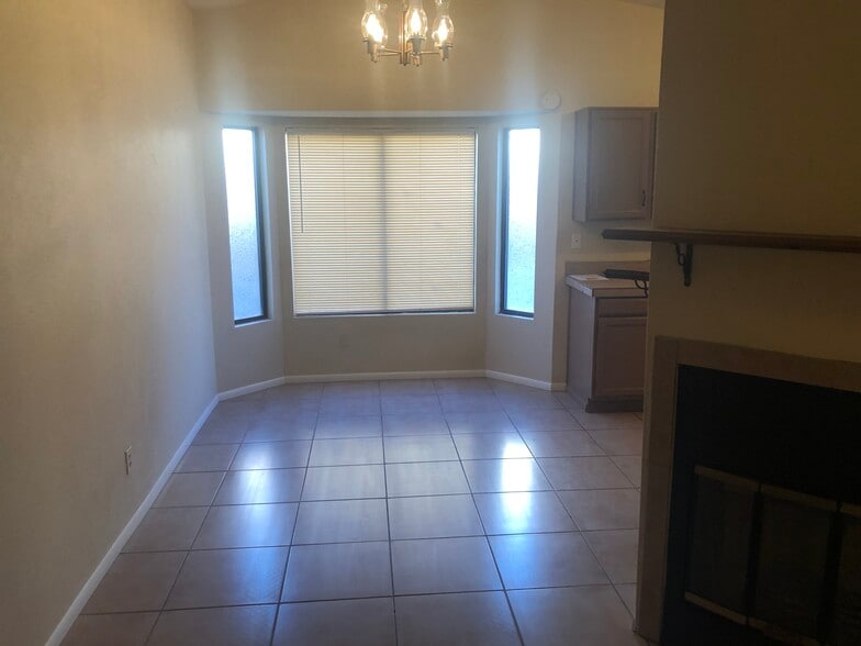 Building Photo - 2521 W Glenbrook Way