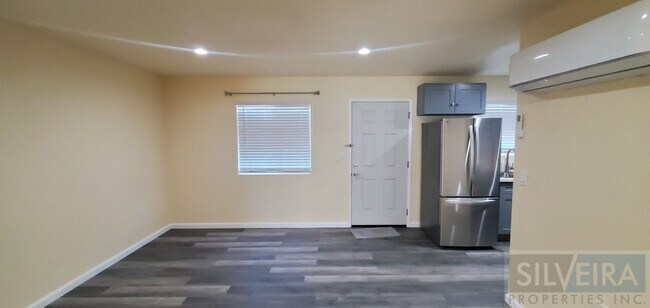 Building Photo - Private 2 Bedroom Unit