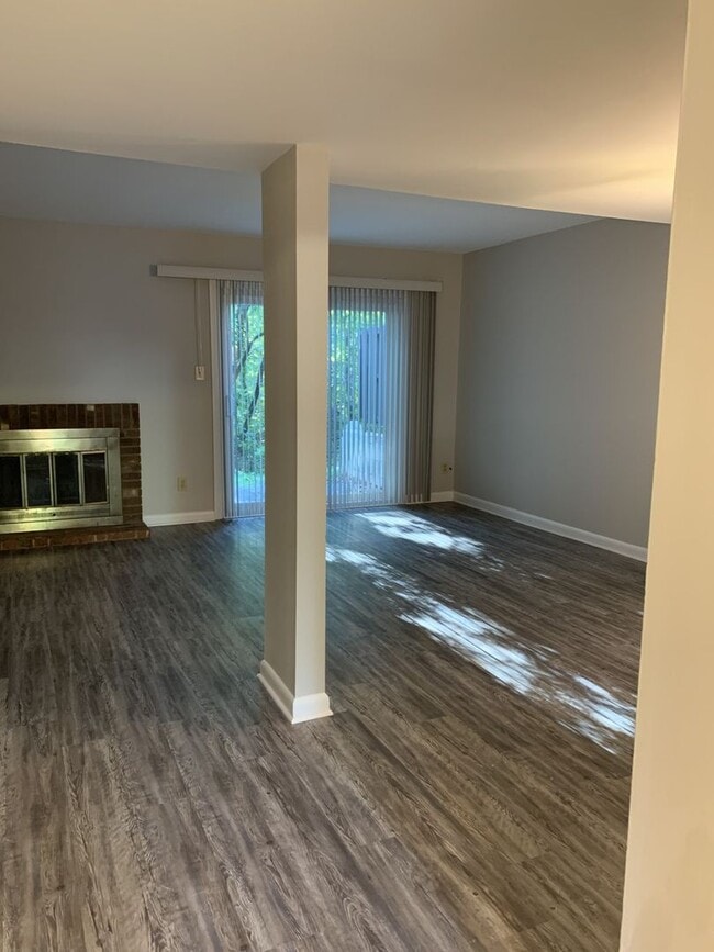 Building Photo - 2 BR/1.5 BA West Lake Townhome Near Dolley Madison