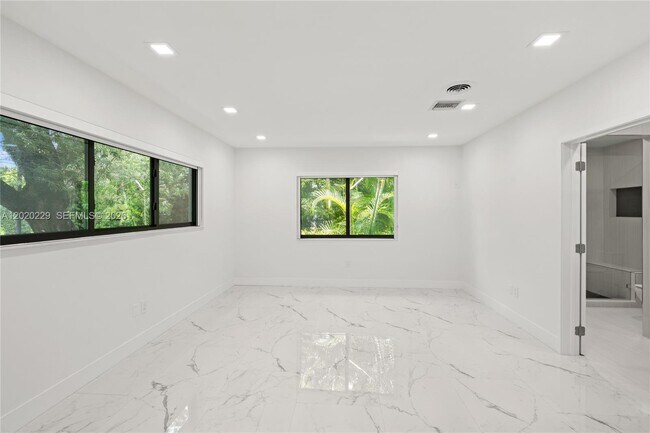 Building Photo - 112 E 1st Ct