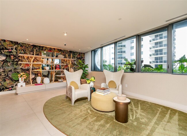 Building Photo - 700 NE 24th St