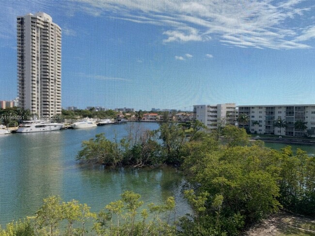 Building Photo - 2980 Point E Dr