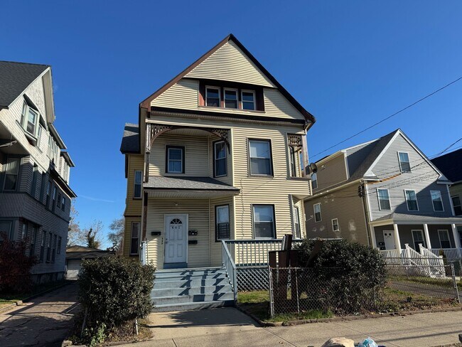 Primary Photo - 461 Howard Ave