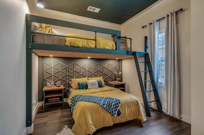 Building Photo - Fully Furnished Sleeps 8 with 3 Full Bedrooms and 3 full baths  Parking behind the secured gate