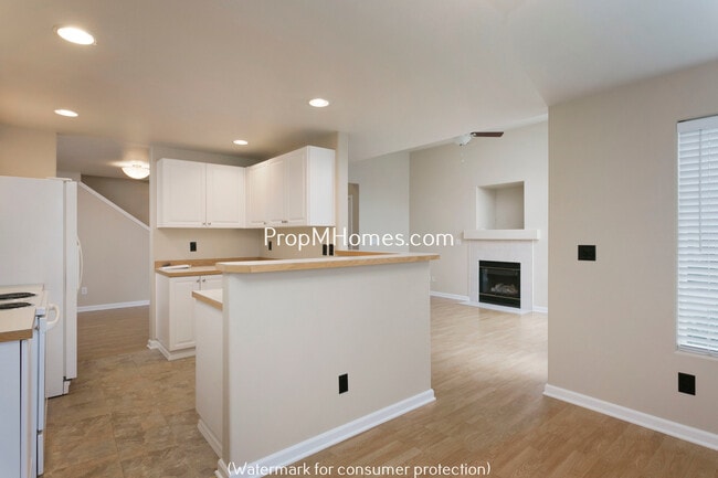 Building Photo - Stylish Beaverton Townhome with Attached Garage!