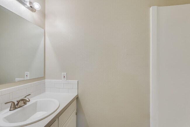 Building Photo - Newly Remodeled 3 Bed, 2 Bath Duplex Rental Unit in Troutdale!