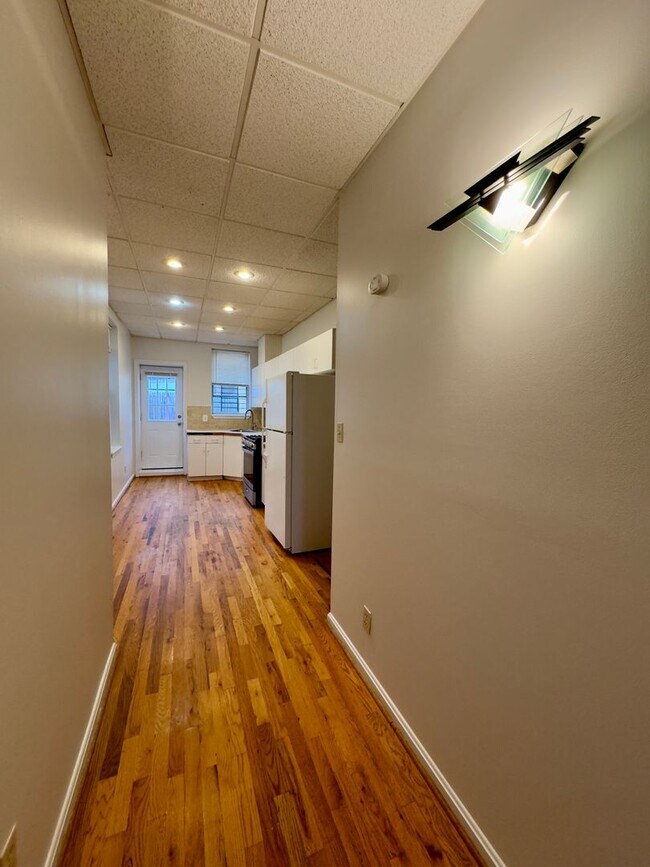 Building Photo - Charming 2-Bedroom Townhome with Modern Co...