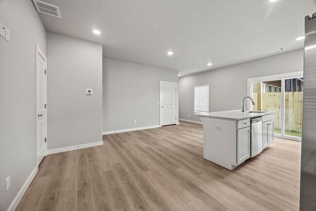 Building Photo - 2602 SW Convent St