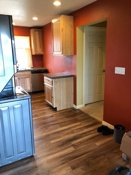 Building Photo - 310 SE Dilke St