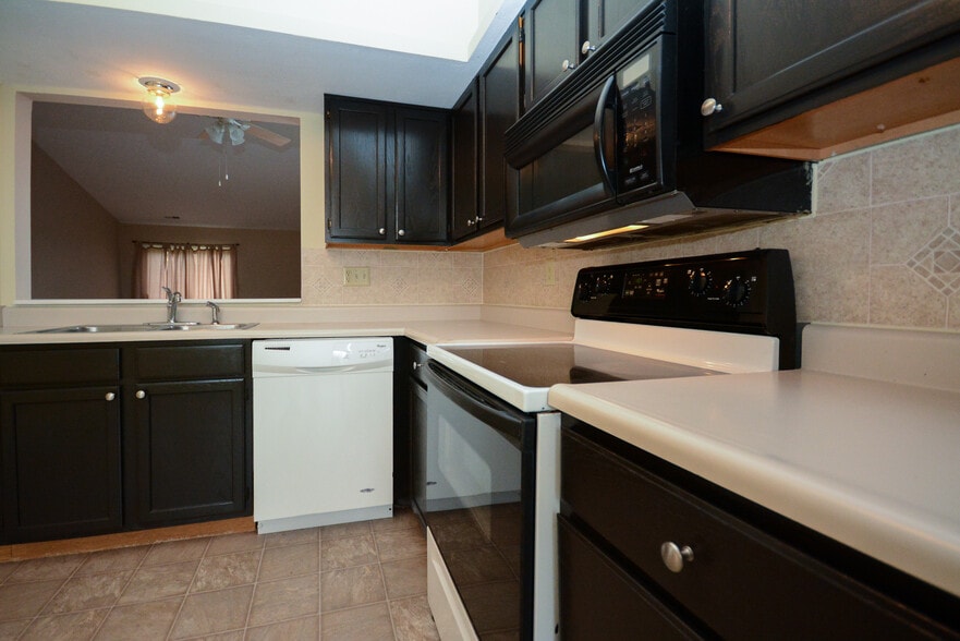 Kitchen - 582 Redfox Ct N
