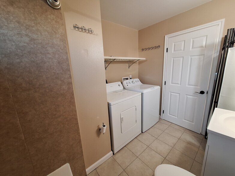 Laundry area in bathroom - 1410 E St