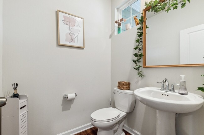 Building Photo - Well maintained 3-Bed 2.5 Bath Townhouse i...