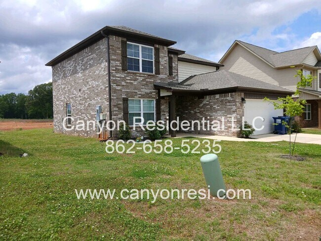 Building Photo - MUST SEE Fantastic 4BR 2/5 BA near everyth...