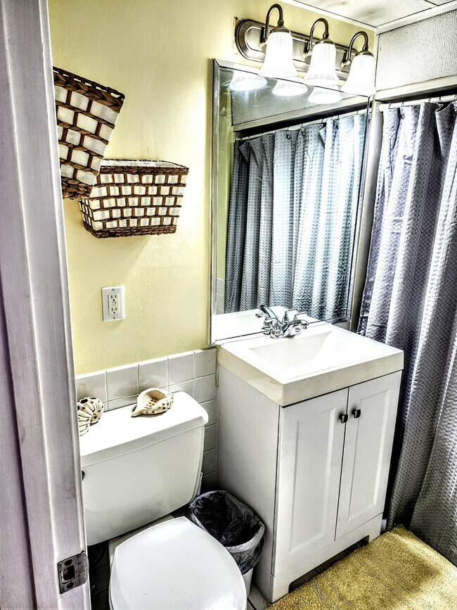 Building Photo - 8727 Thomas Dr