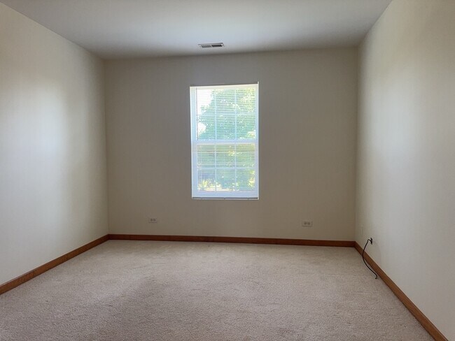 Building Photo - 2216 Evergreen Cir