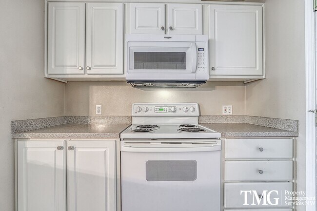 Building Photo - 2br/2ba single level condo with garage & W/D near Nike / Intel / St. Vincent Hospital  **MOVE IN ...