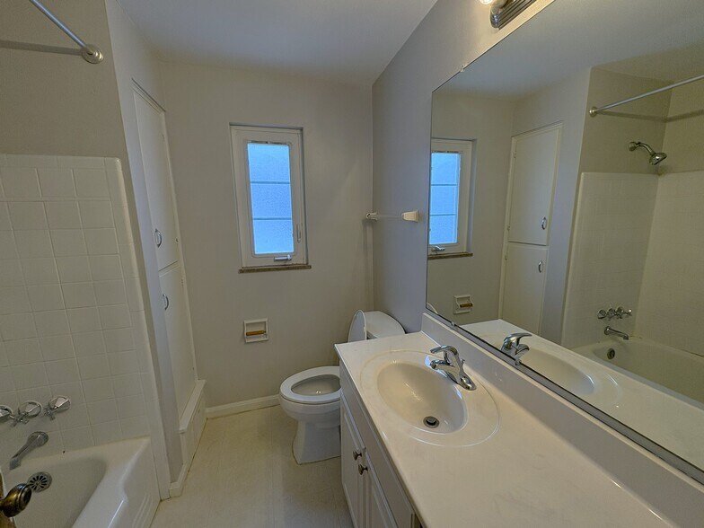 Building Photo - 2058 Harwitch Rd