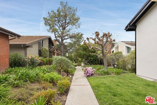 Building Photo - 1329 Avenida de Cortez