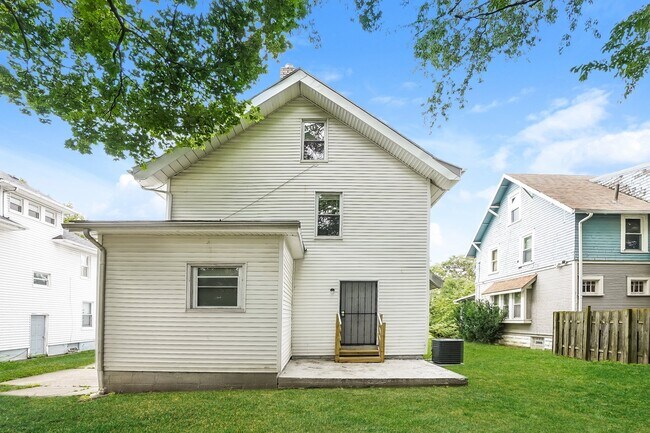 Building Photo - 128 Hollinger Ave