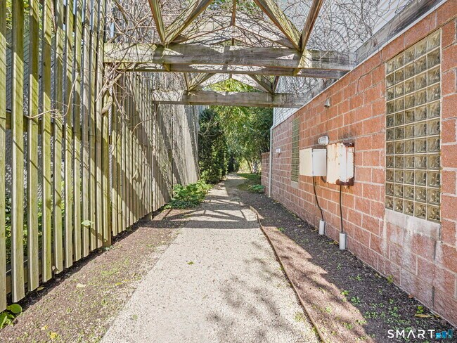 Building Photo - 3250 Fairfield Ave