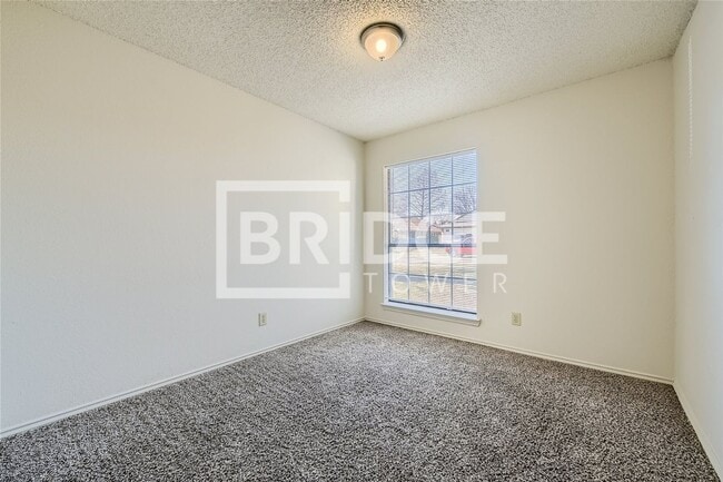 Building Photo - 905 Boxwood Dr