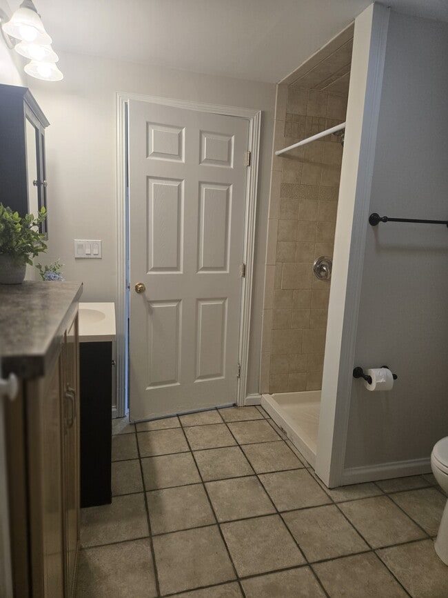 Building Photo - 996 Brookcrest Dr