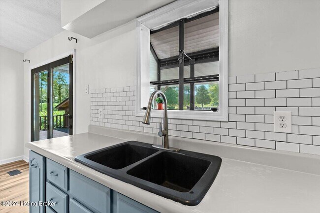 Building Photo - 250 Buck Knobs Rd