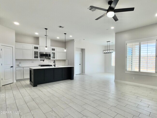 Building Photo - 15372 Imagine Dr