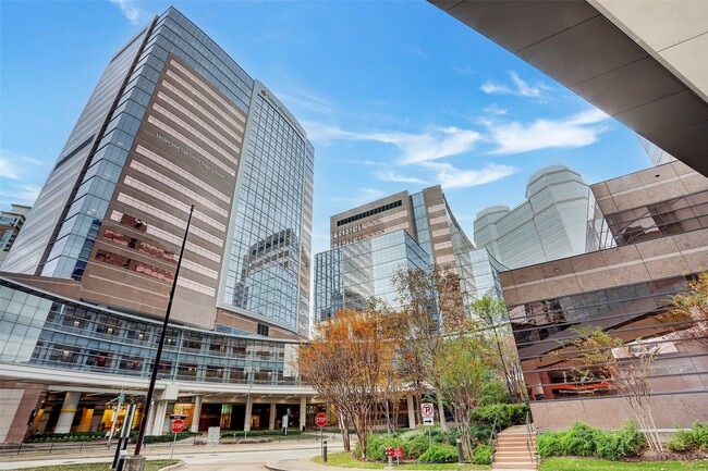 Building Photo - 1811 Devonshire Crescent