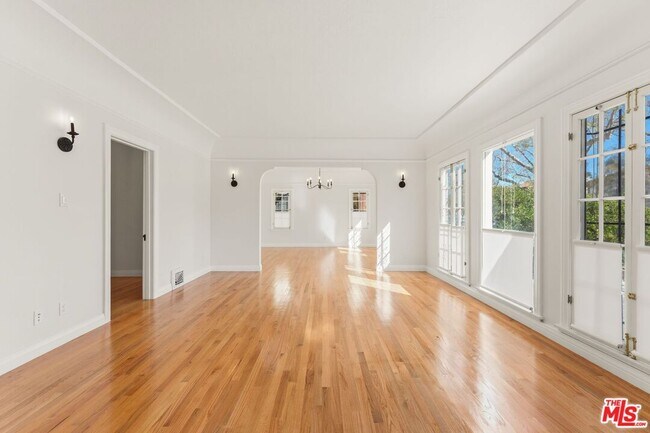 Building Photo - 125 N Orange Dr