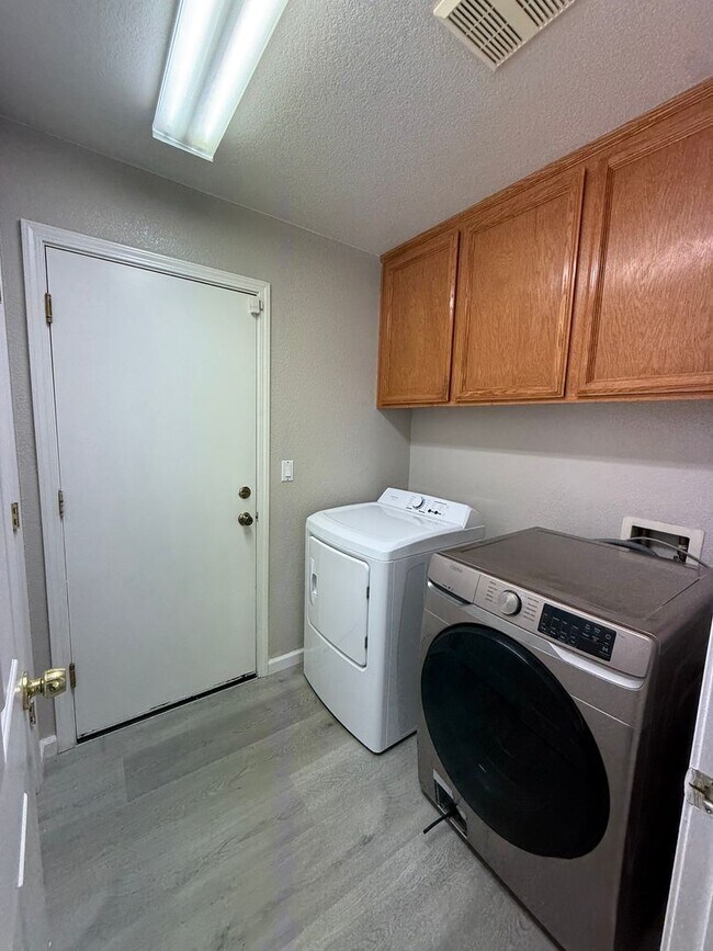 Building Photo - 4 Bed| 2.5 Bath | 2090 SF | Two Story | Tenant pays $175 monthly for WS&G