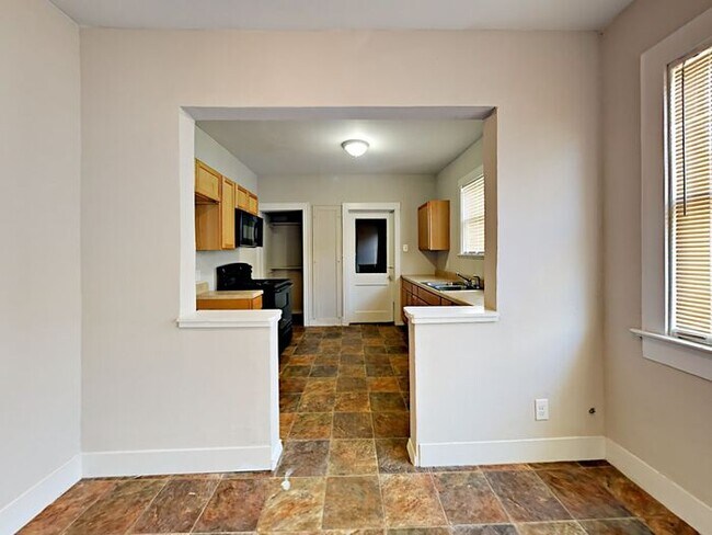 Building Photo - No Application Fees* $1000 off 1st months ...
