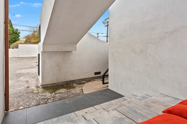 Rear Entrance - 1120 Poinsettia Dr