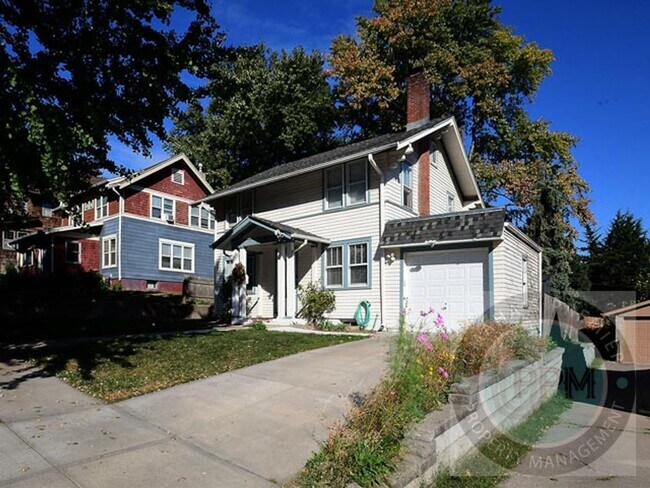 Building Photo - Discover 3-bedroom, 2.5-bath home in Omaha, NE