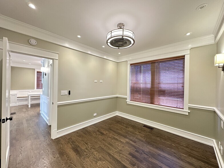 Building Photo - 1410 W Cornelia Ave