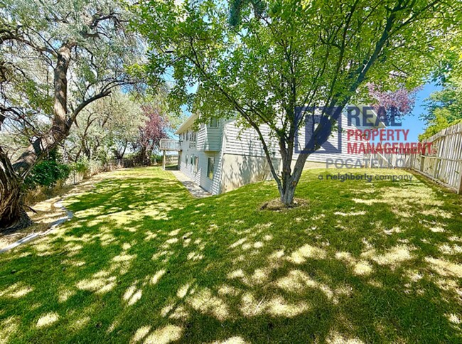 Building Photo - Beautiful 4 bed 2 1/2 bath - 3 car garage