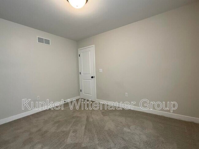 Building Photo - 808 Applewood Creek Dr