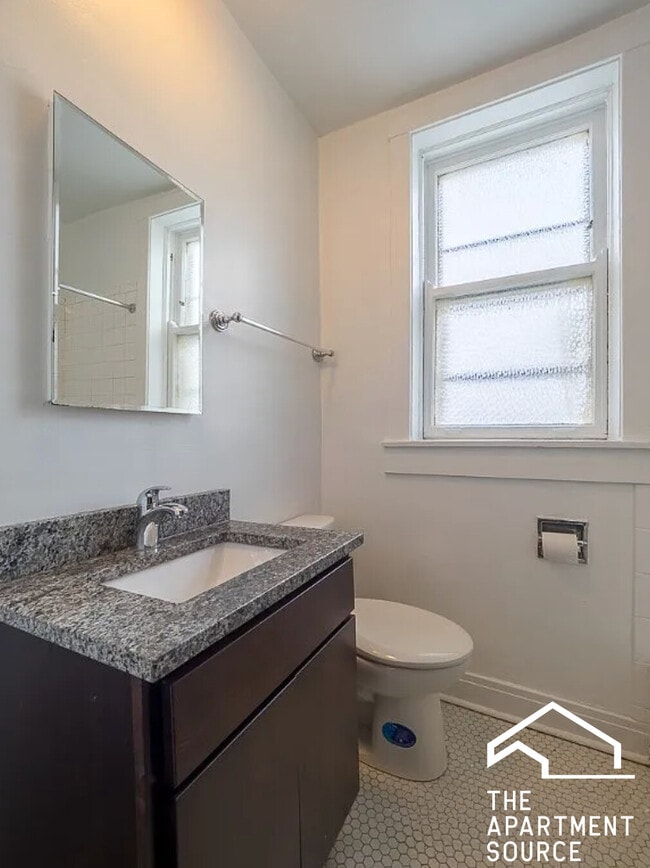 Building Photo - 2100 W Ainslie St