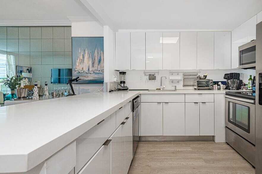 Building Photo - 2301 Collins Ave