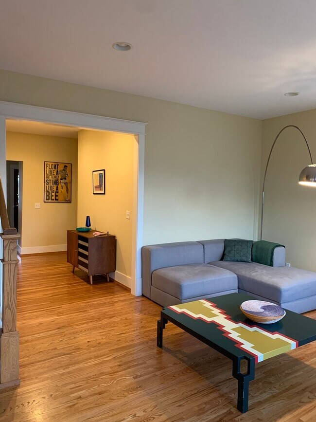 Building Photo - Charming Home in Belmont-Hillsboro Neighborhood, minutes to Vandy and Belmont, Fenced Yard