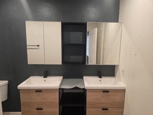Building Photo - Beautiful Townhome for Rent