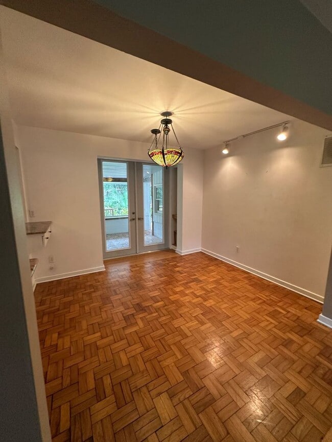 Building Photo - Charming 3 Bedroom w/ study that can be 4th bedroom, 3 Bath Home in Florida Park – Hardwood Floor...