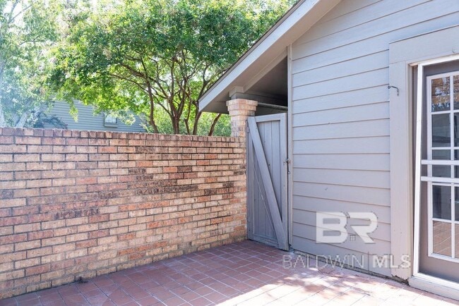 Building Photo - 389 Clubhouse Dr