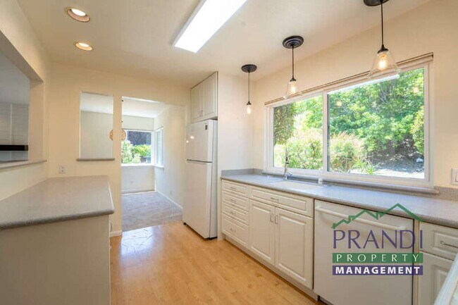 Building Photo - 137 Pixley Ave