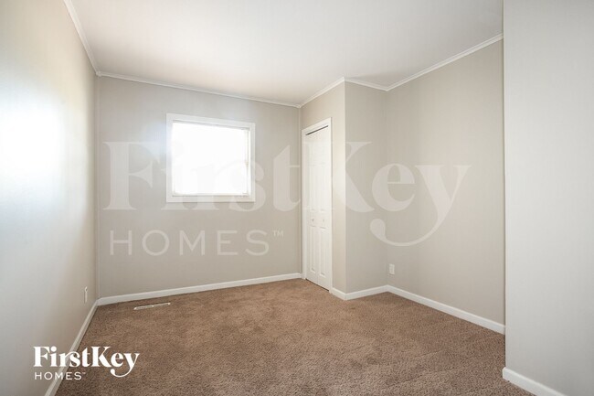 Building Photo - 811 Salem Ln
