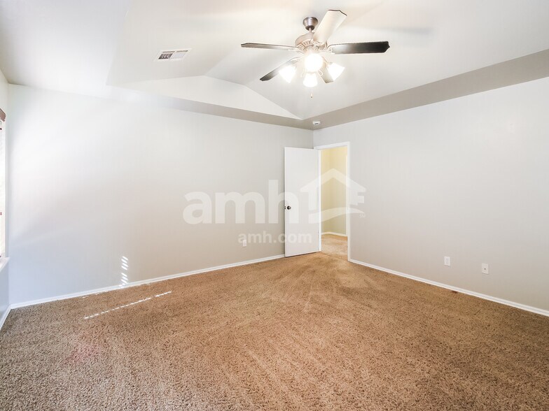 Building Photo - 628 E Elder Ln